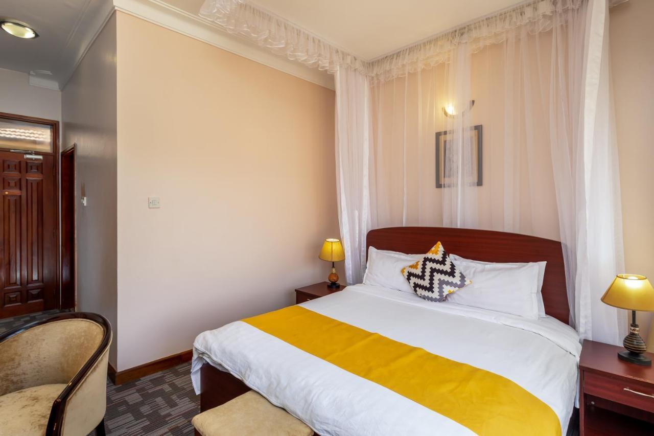 Entebbe Traveller'S Hotel Bagian luar foto