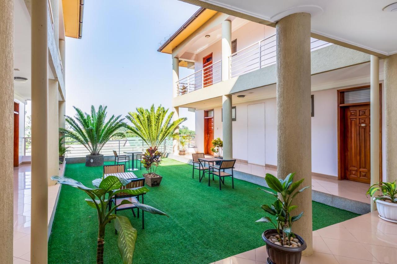 Entebbe Traveller'S Hotel Bagian luar foto