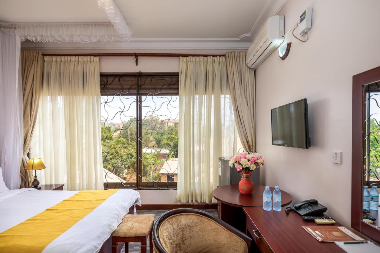 Entebbe Traveller'S Hotel Bagian luar foto