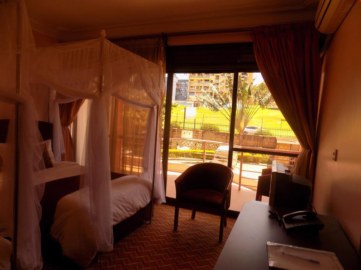 Entebbe Traveller'S Hotel Bagian luar foto