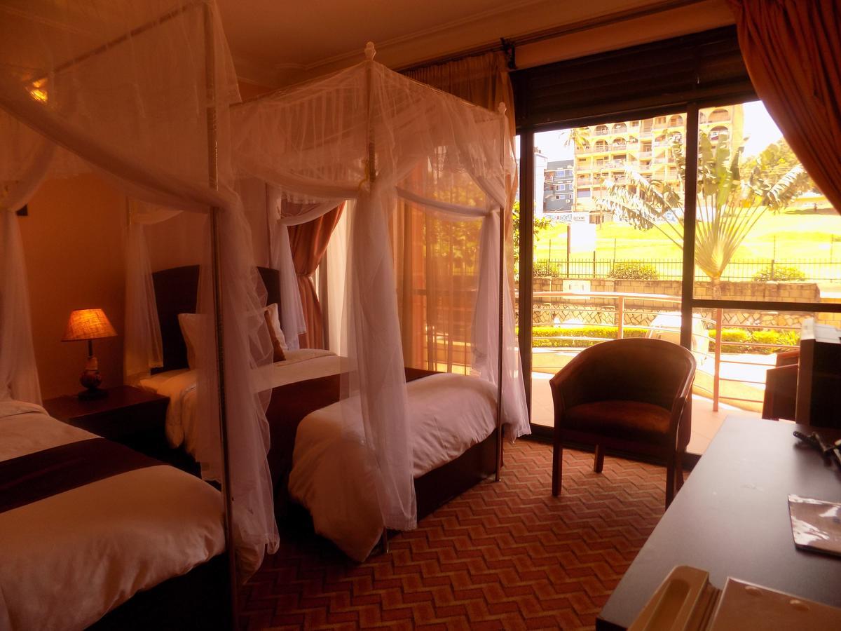 Entebbe Traveller'S Hotel Bagian luar foto