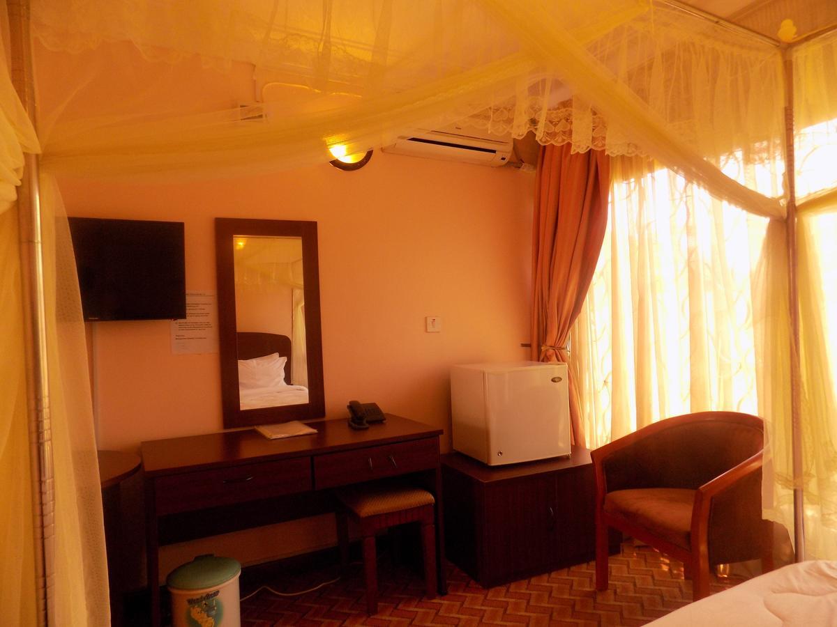 Entebbe Traveller'S Hotel Bagian luar foto