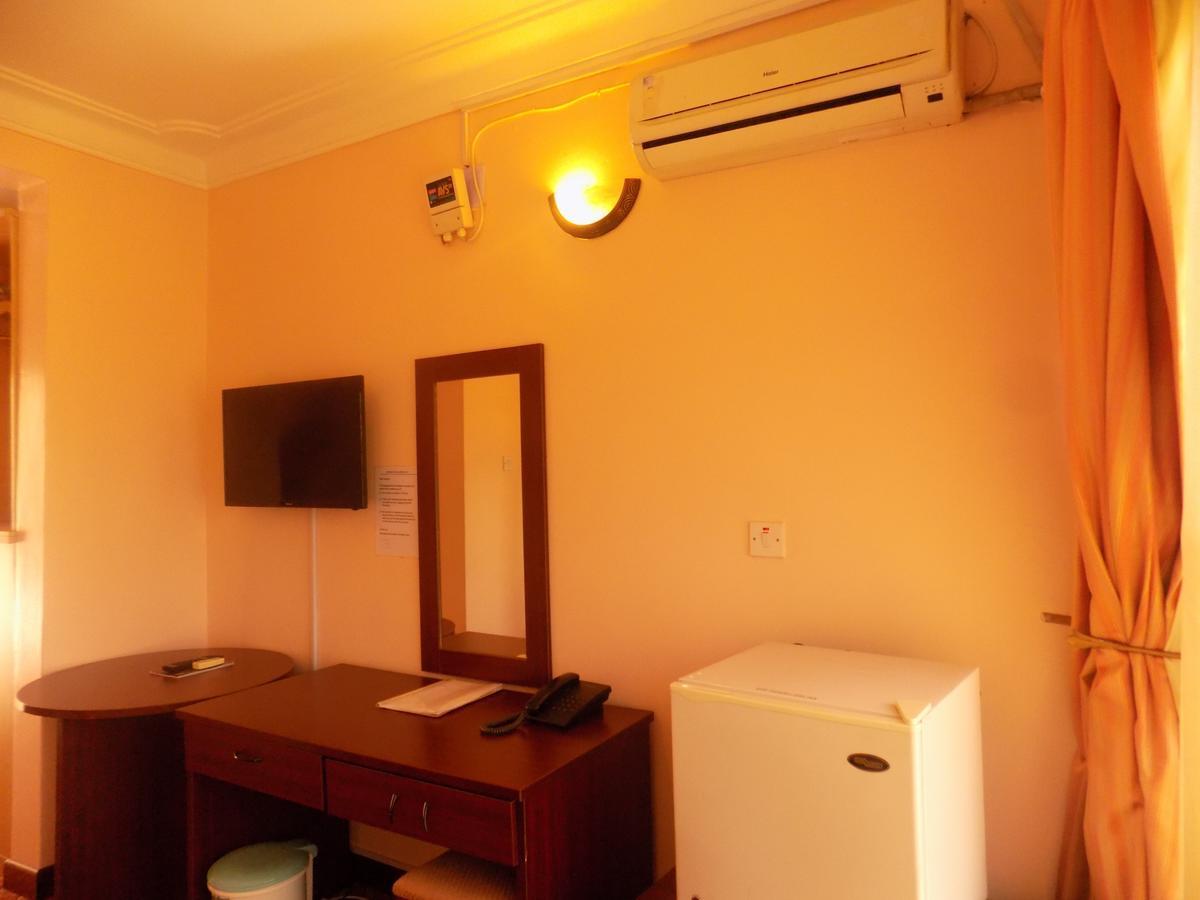 Entebbe Traveller'S Hotel Bagian luar foto
