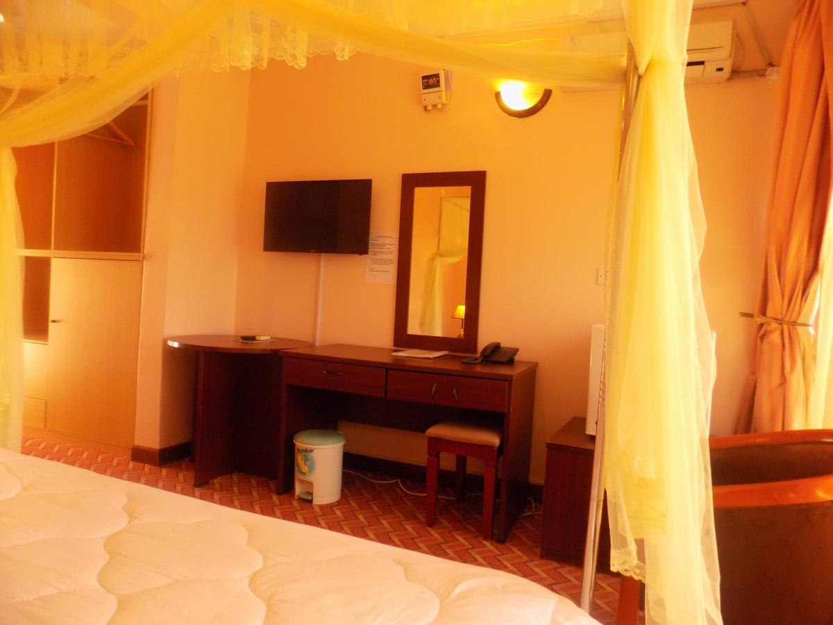 Entebbe Traveller'S Hotel Bagian luar foto