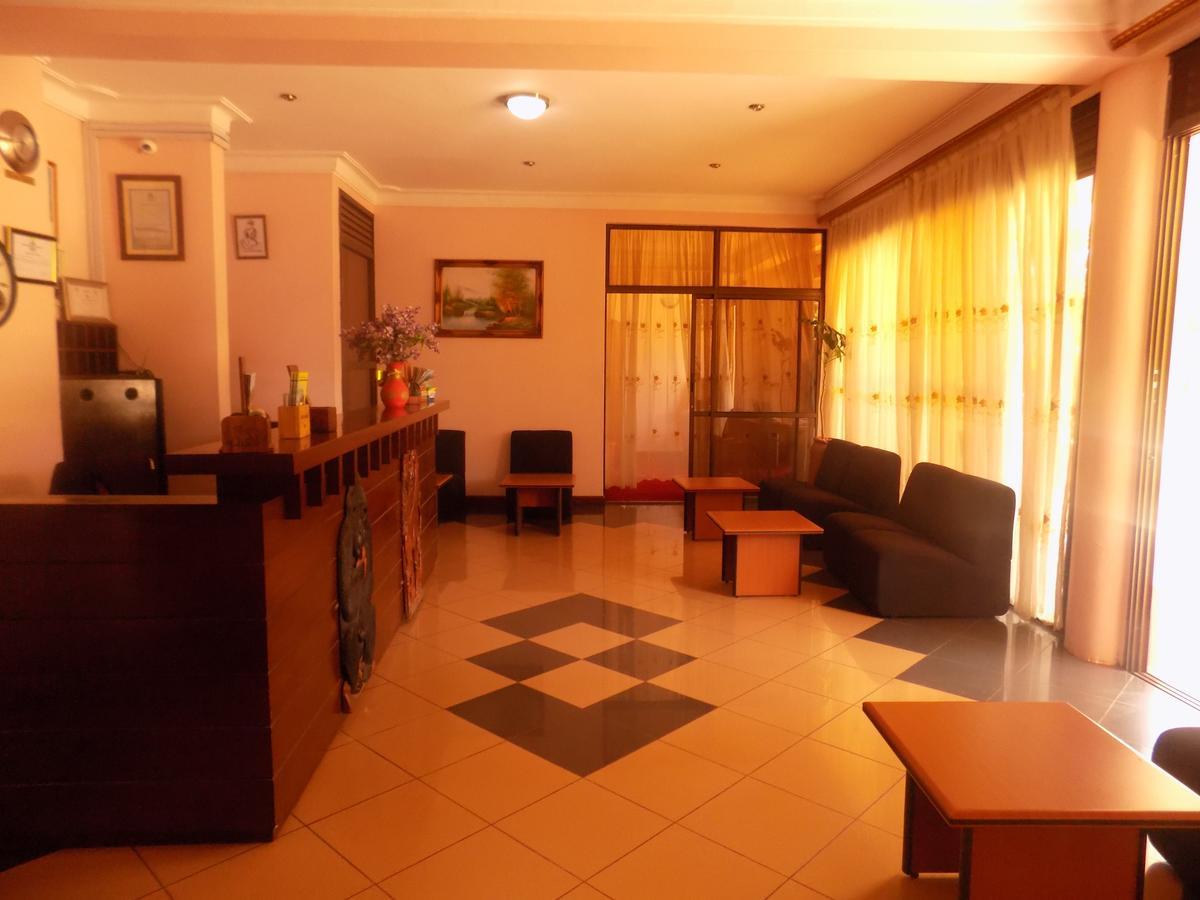 Entebbe Traveller'S Hotel Bagian luar foto