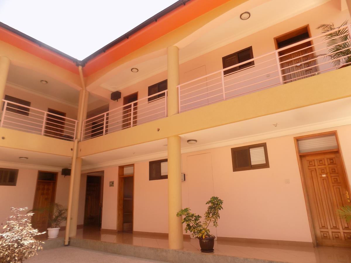 Entebbe Traveller'S Hotel Bagian luar foto
