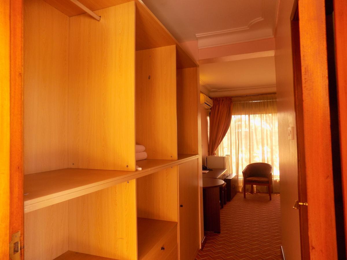 Entebbe Traveller'S Hotel Bagian luar foto