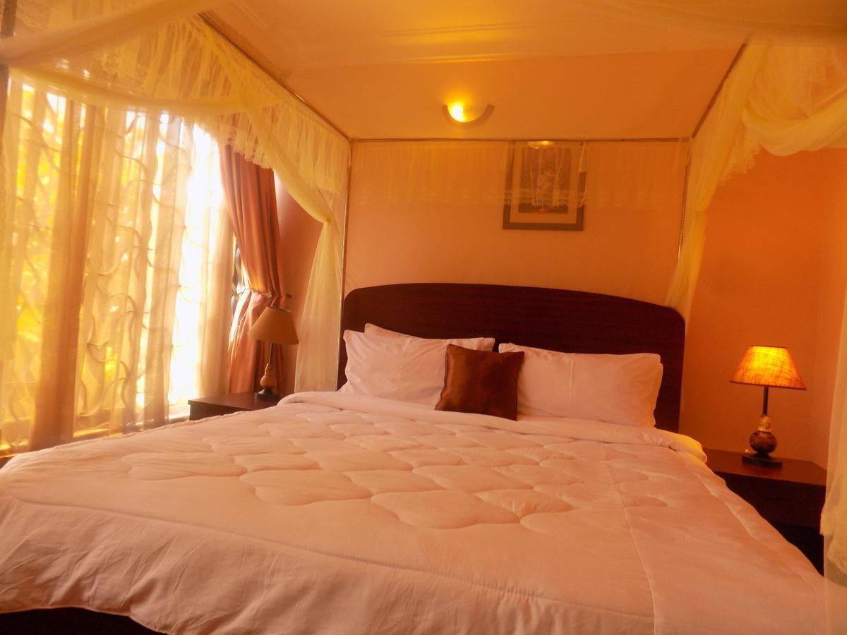 Entebbe Traveller'S Hotel Bagian luar foto