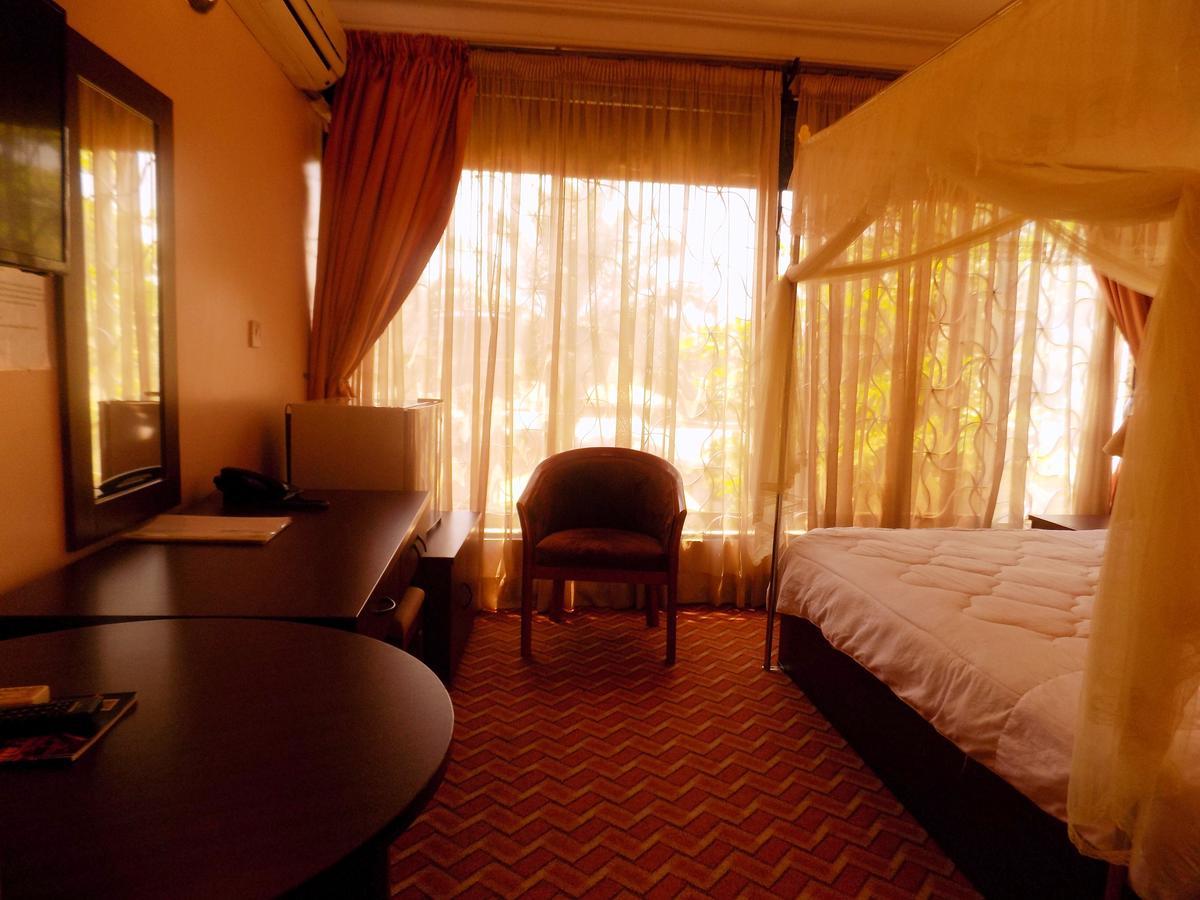 Entebbe Traveller'S Hotel Bagian luar foto