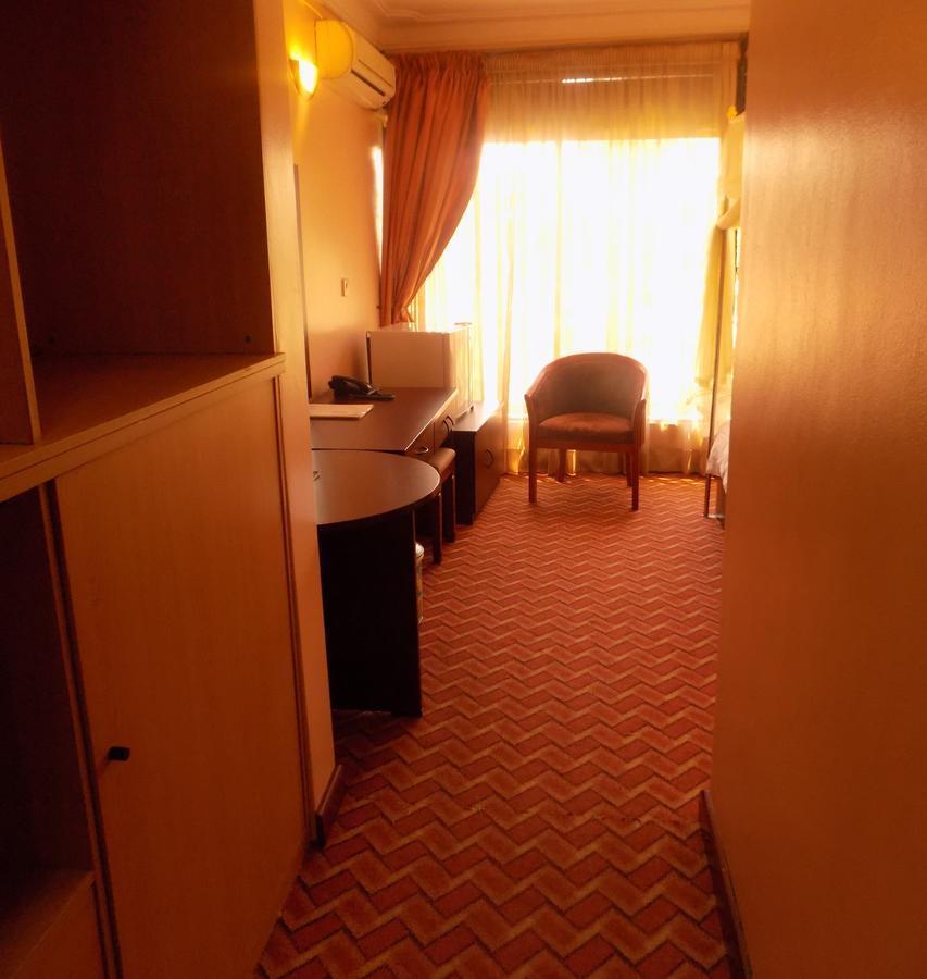 Entebbe Traveller'S Hotel Bagian luar foto